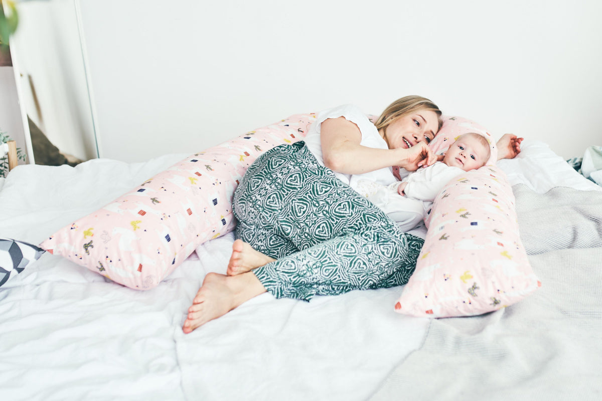 Dormir avec un coussin d'allaitement : astuces et conseils – Féminin  Maternel